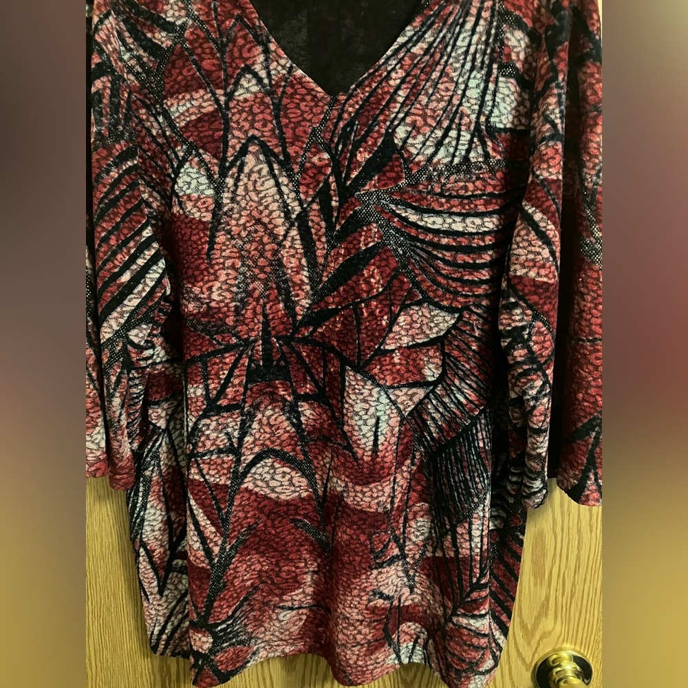 Maggie Barnes 1X Red‎ and Black Patterned V-Neck Top Dressy Lined - Picture 4 of 6